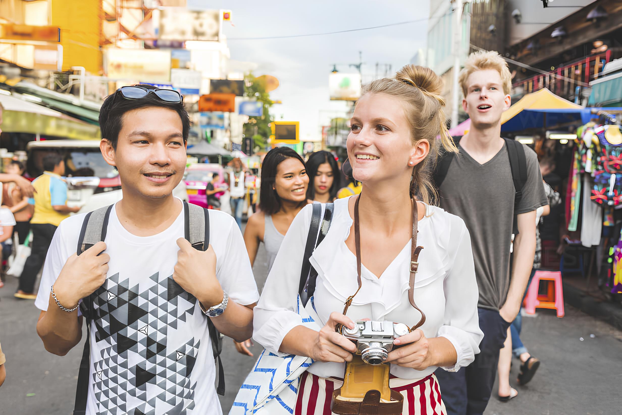 Amici che si godono una giornata insieme al parco